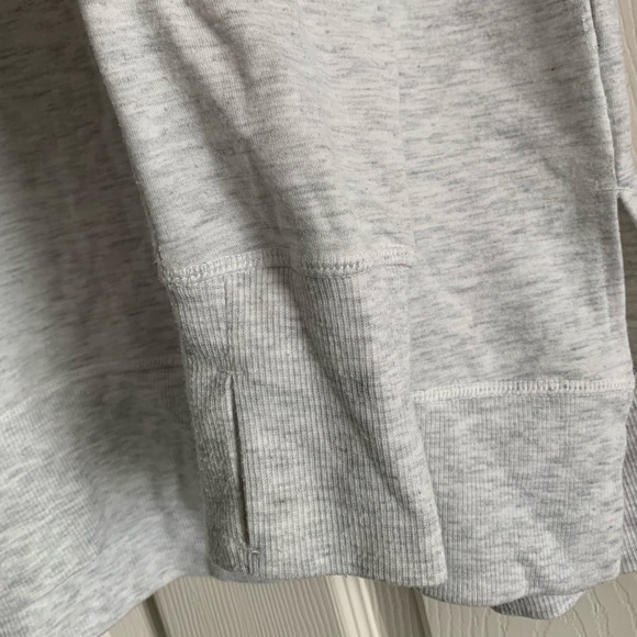 Yogalicious Split Hem Gray Pull over Top size Medium - Picture 8 of 15